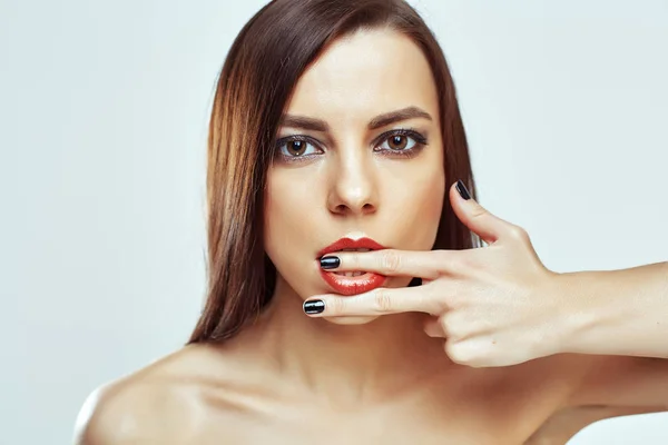 Ritratto di bella ragazza carina con un dito in bocca — Foto Stock