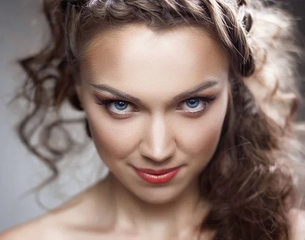 Ritratto di giovane donna con bei capelli — Foto Stock