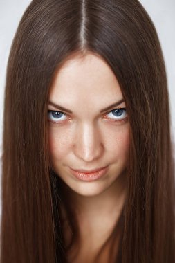 Votkanın gibi gözlü genç bir kız portresi