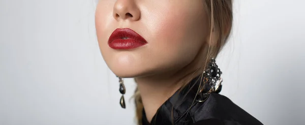 아름 다운 입술으로 젊은 여자. 클로즈업 — 스톡 사진