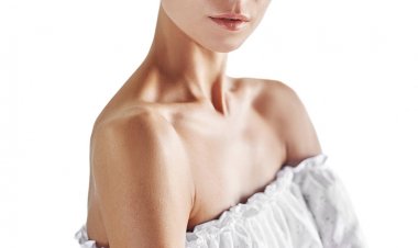 Güzel kadın omuz dudak ve burun