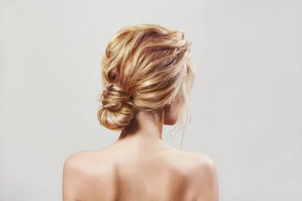 Achteraanzicht van blondi vrouw met lang haar — Stockfoto