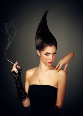 Helloween. Gizemli kadın sigara ile karanlık Hood