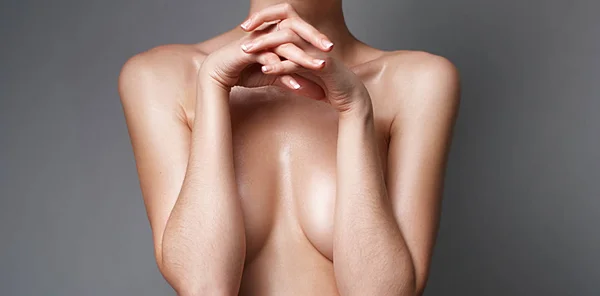 Ciało kobiety topless. Ona jest pokrycie jej duże piersi — Zdjęcie stockowe