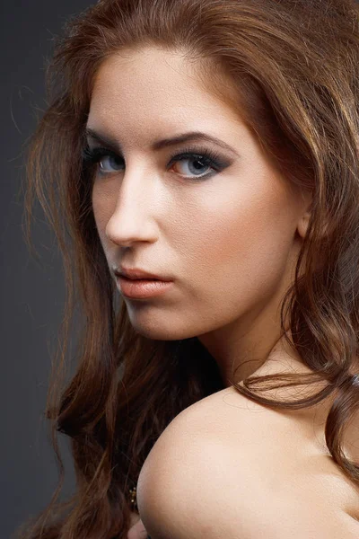 Closeup Retrato de mulher de beleza com cabelo encaracolado longo . — Fotografia de Stock
