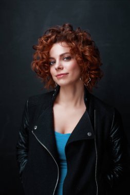 Uzun bown kıvırcık saçlı kadın