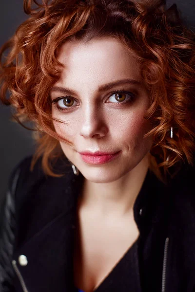 Egy vörös hajú lány szeplő szépség portréja — Stock Fotó