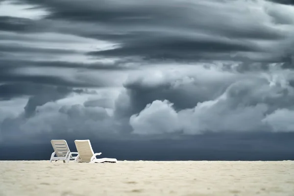 Dos Tumbonas Vacías Pie Playa Arena Blanca Sobre Una Gran — Foto de Stock