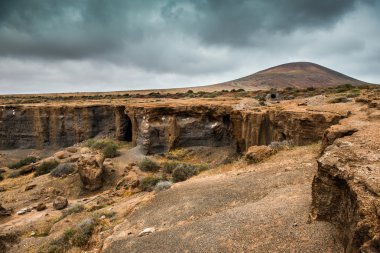 Lanzarote arazi kayalar ve kayalıklarla  