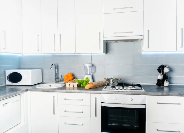 Cozinha moderna branca com comida — Fotografia de Stock