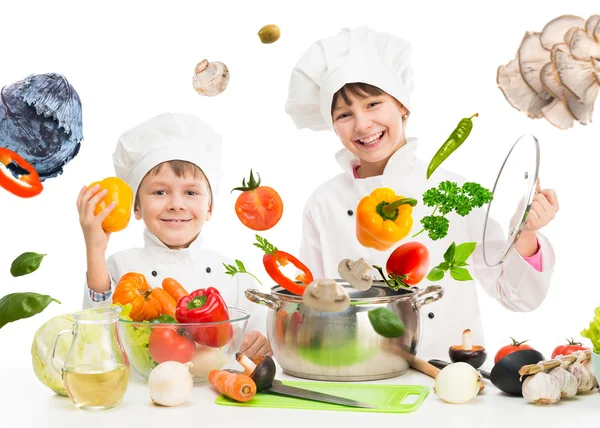 Kleine koks door tabel met vliegende groenten — Stockfoto