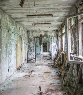 kasvetli Pripyat okul koridorunda 