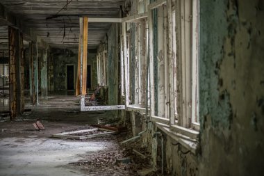 yıkık Pripyat okul salonunda