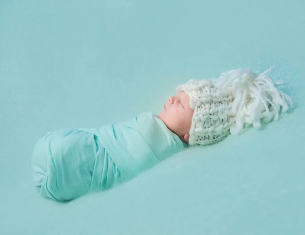 大きな帽子に眠っている生まれたばかりの赤ちゃん — ストック写真