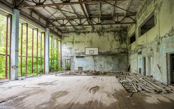 Gimnasio en ruinas en Palacio de Deportes en Pripyat — Foto de Stock