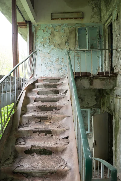 Treppe in verlassenem Gebäude in Pripyat — Stockfoto