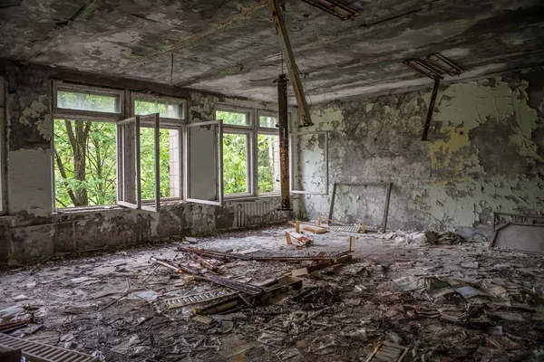 Tyhjä koulun luokka Pripyat koulussa — kuvapankkivalokuva