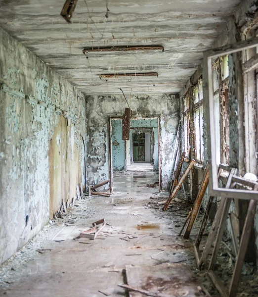 Couloir sombre dans l'école Pripyat — Photo