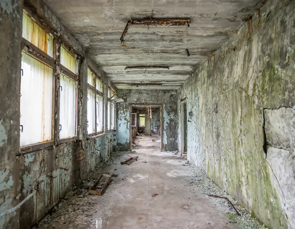 Abandoned ruined corridor in Pripyat school — Stock Photo, Image