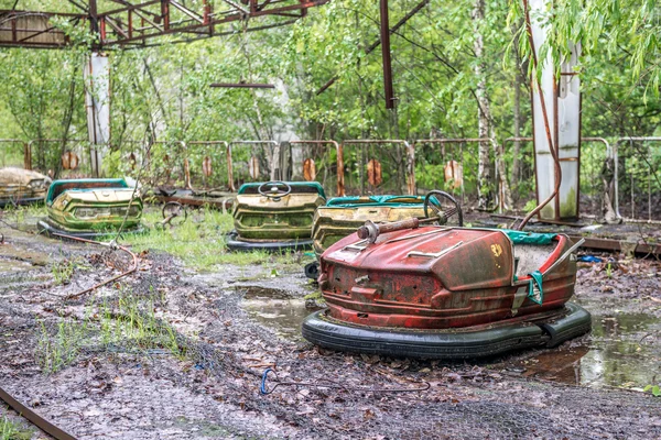 Obsoletos coches parque infantil en el parque Pripyat — Foto de Stock