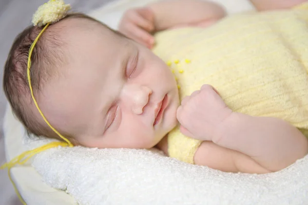 Niña recién nacida en traje amarillo —  Fotos de Stock