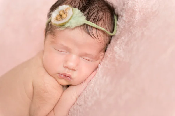 Infant girl sleeping on a pink background — Stock Photo, Image