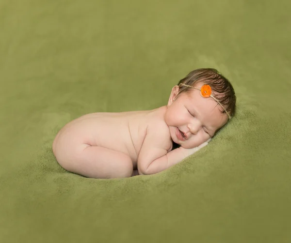 Bebé recién nacido desnudo con diadema — Foto de Stock