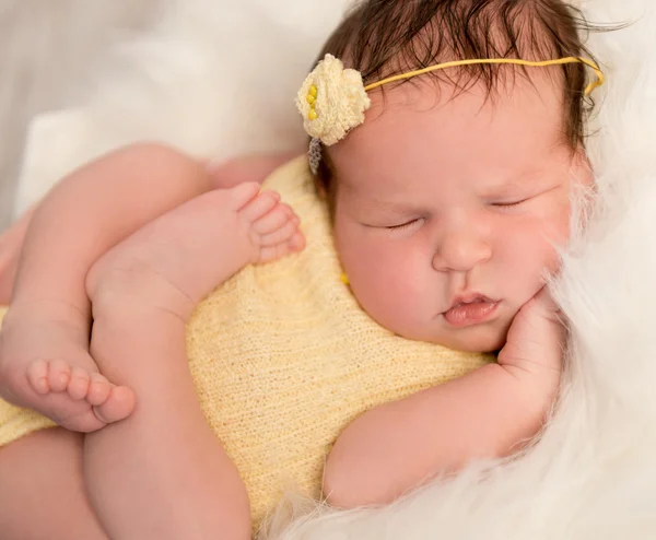 Bambino addormentato in pagliaccetto giallo — Foto Stock