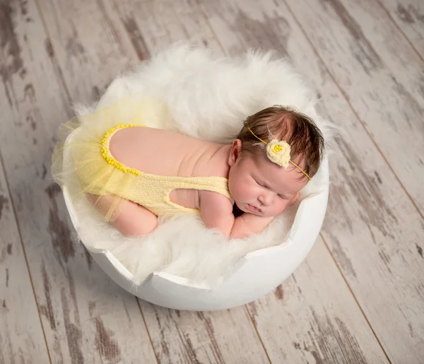 熟睡的婴儿，在黄色连身衣 — 图库照片