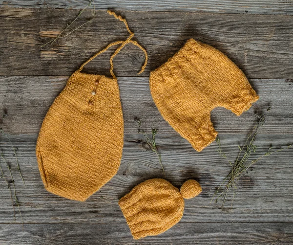 Gele muts met broeken voor kleine baby — Stockfoto