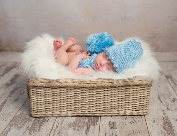 Bebê em chapéu azul dormindo — Fotografia de Stock
