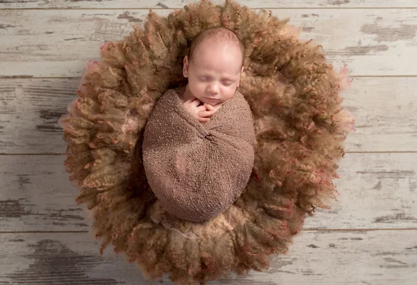 Baby schläft auf kuscheligem runden Kinderbett — Stockfoto