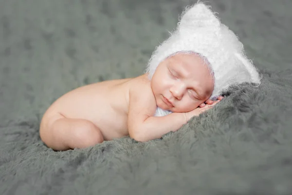Bebé en sombrero blanco con orejas durmiendo —  Fotos de Stock