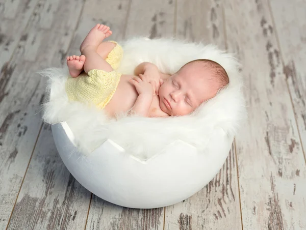 Liebenswertes Baby auf Kinderbett wie Schale — Stockfoto