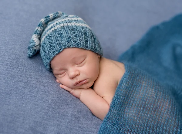 Slapen van de pasgeboren baby in hoed — Stockfoto