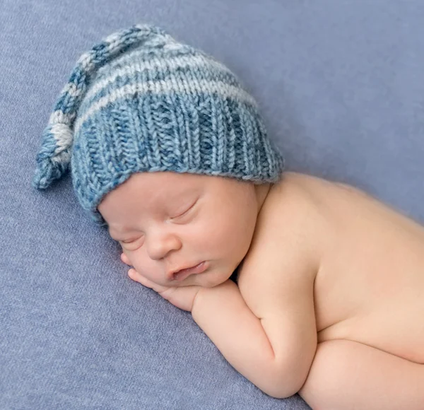 Bambino appena nato addormentato in cappello — Foto Stock