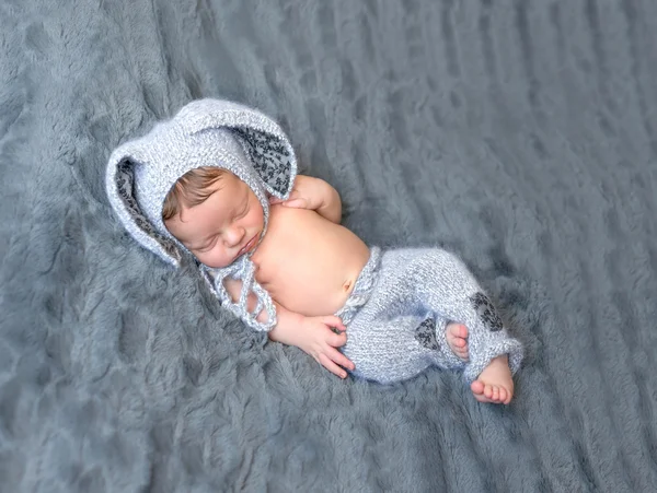 Mooie pasgeboren baby in mooie muts met konijnen-oren — Stockfoto