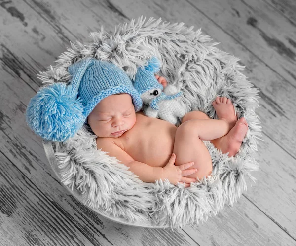Krásná Novorozenecká v modrém klobouku — Stock fotografie