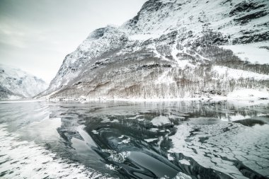 Alacakaranlık yüksek dağlardaki Norveç'te