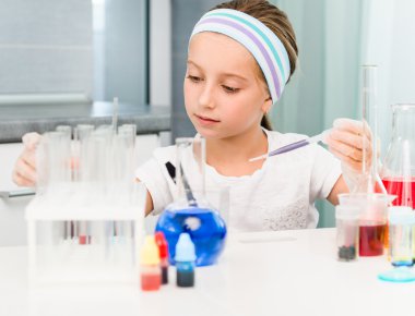 Şişeler kimya ile küçük kız