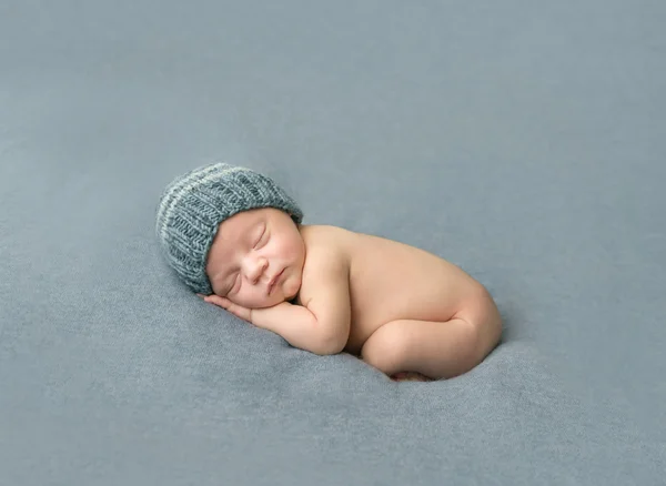 Nudo neonato in cappello dormire su coperta — Foto Stock