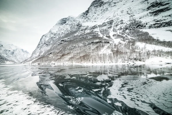 Hohe Berge in der Dämmerung in Norwegen — Stockfoto