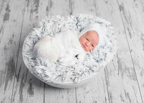 Adorável recém-nascido envolto deitado com brinquedo — Fotografia de Stock