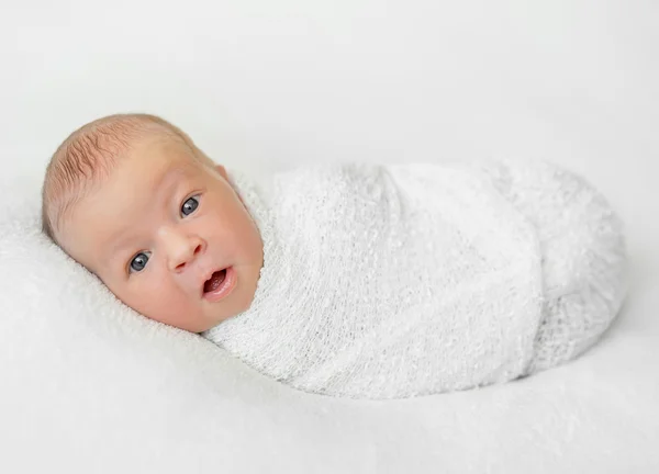 Açık ağız giysili komik bebekle — Stok fotoğraf