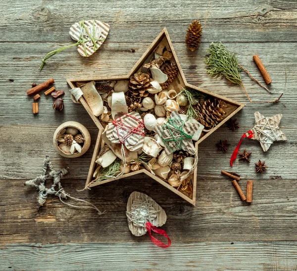 Decorações de Natal em uma caixa em forma de estrela — Fotografia de Stock