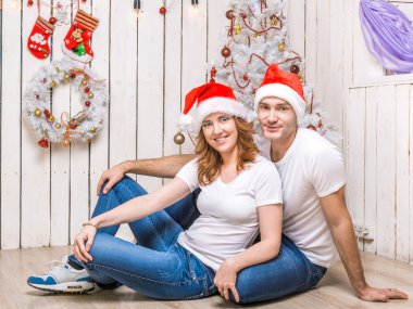 süslü Noel odasında genç Çift 