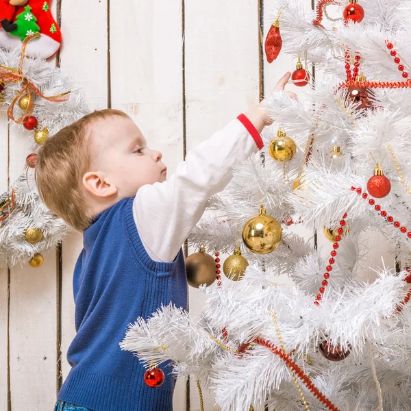 小男孩站在圣诞树旁 — 图库照片