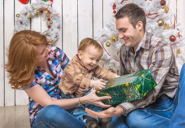 Familia joven con hijo pequeño en Navidad —  Fotos de Stock