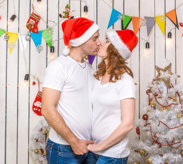 Retrato de pareja besándose en sombreros rojos —  Fotos de Stock