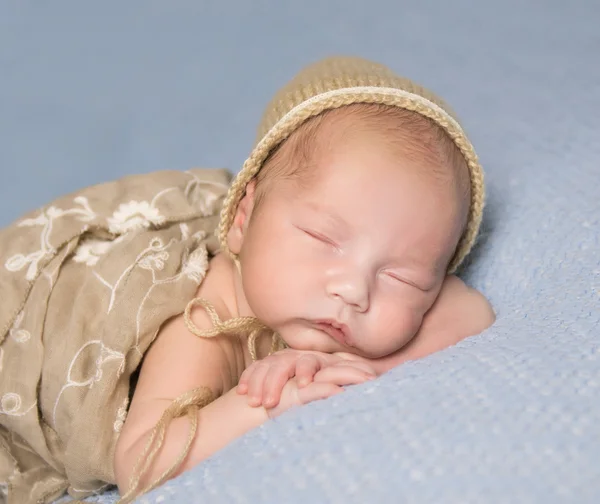 Bebé recién nacido dormido con mejillas encantadoras —  Fotos de Stock